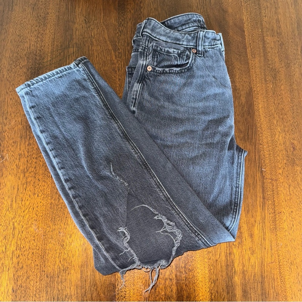 American Eagle Strigid Mom Jeans Black Denim Distressed High Rise Size 2 Short